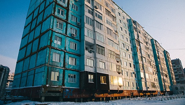 В Якутске укрепили фундамент накренившейся девятиэтажки
