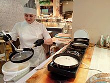 В Новосибирске шеф-повара ресторанов пекут блины на 16 сковородках одновременно