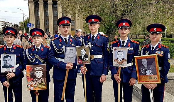 Волгоградские кадеты – будущие офицеры присоединились к «Бессмертному полку»