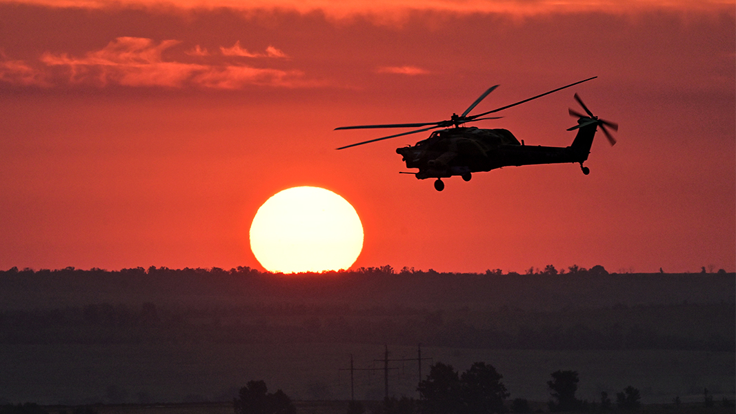 Над Владивостоком после нескольких взрывов заметили военный вертолет