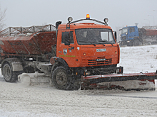 На борьбу с первым снегопадом на областные трассы вышли свыше 800 единиц техники