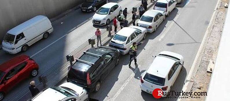 В центре Анталии столкнулись10 автомобилей