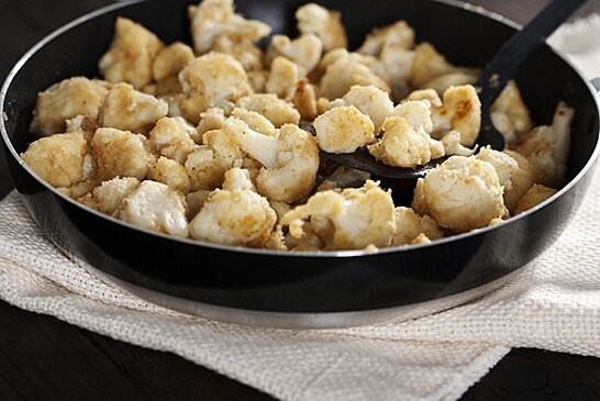 Печеная цветная капуста с морской солью и черным перцем
