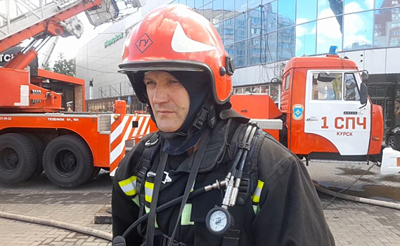Начальник ГУ МЧС РФ по Курской области Иван Лунёв назвал версии причин пожара в торговом центре