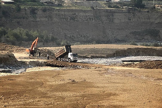 В Тырныаузе на месте схода селя обустроили временный мост через реку