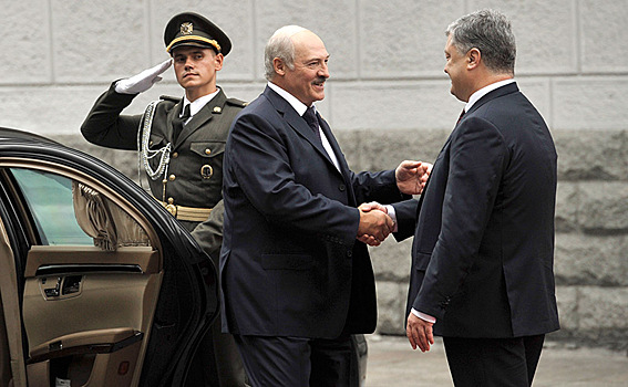 Лукашенко и Порошенко побратались на берегу Персидского залива