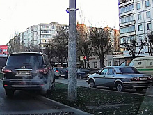 Воронежский автохам объехал пробку по газону и попался на видео