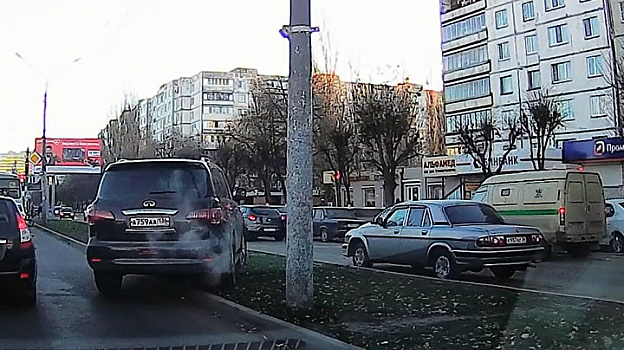Воронежский автохам объехал пробку по газону и попался на видео