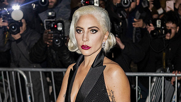 Голливудская классика: Леди Гага в блестящем платье-смокинге Ralph Lauren
