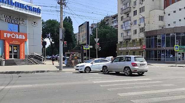 В центре Саратова столкнулись Mercedes и Hyundai