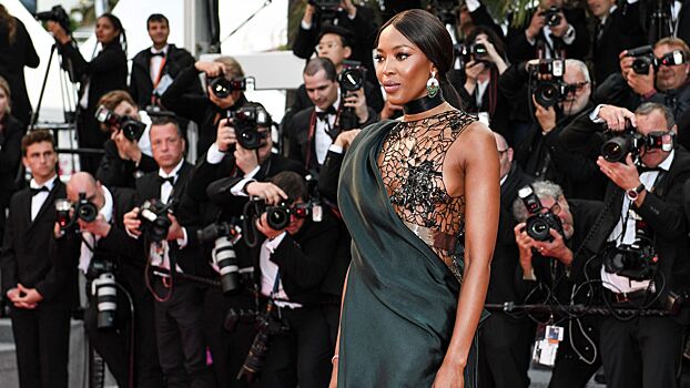 Супермодель Наоми Кэмпбелл снялась в топе и легинсах на йоге