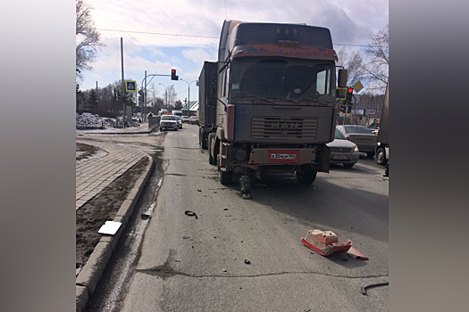 Авария с двумя грузовиками парализовала движение по Мочищенскому шоссе