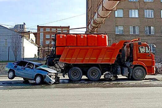 В Новосибирске Daewoo въехала под "КамАЗ", это попало на видео