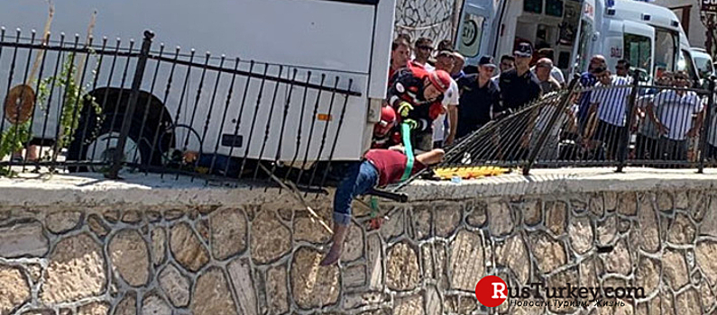 В Памуккале автобус с туристами сбил местного жителя