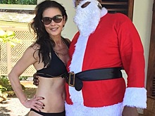 Кэтрин Зета-Джонс в бикини с Санта-Клаусом