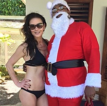 Кэтрин Зета-Джонс в бикини с Санта-Клаусом