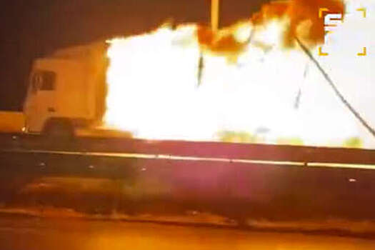 Горящий грузовик с химикатами проехал 8 километров по трассе в Турции и попал на видео