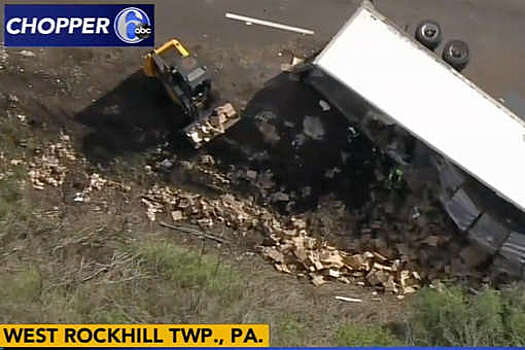 В результате ДТП на дорогу высыпались 40 тыс. куриных наггетсов