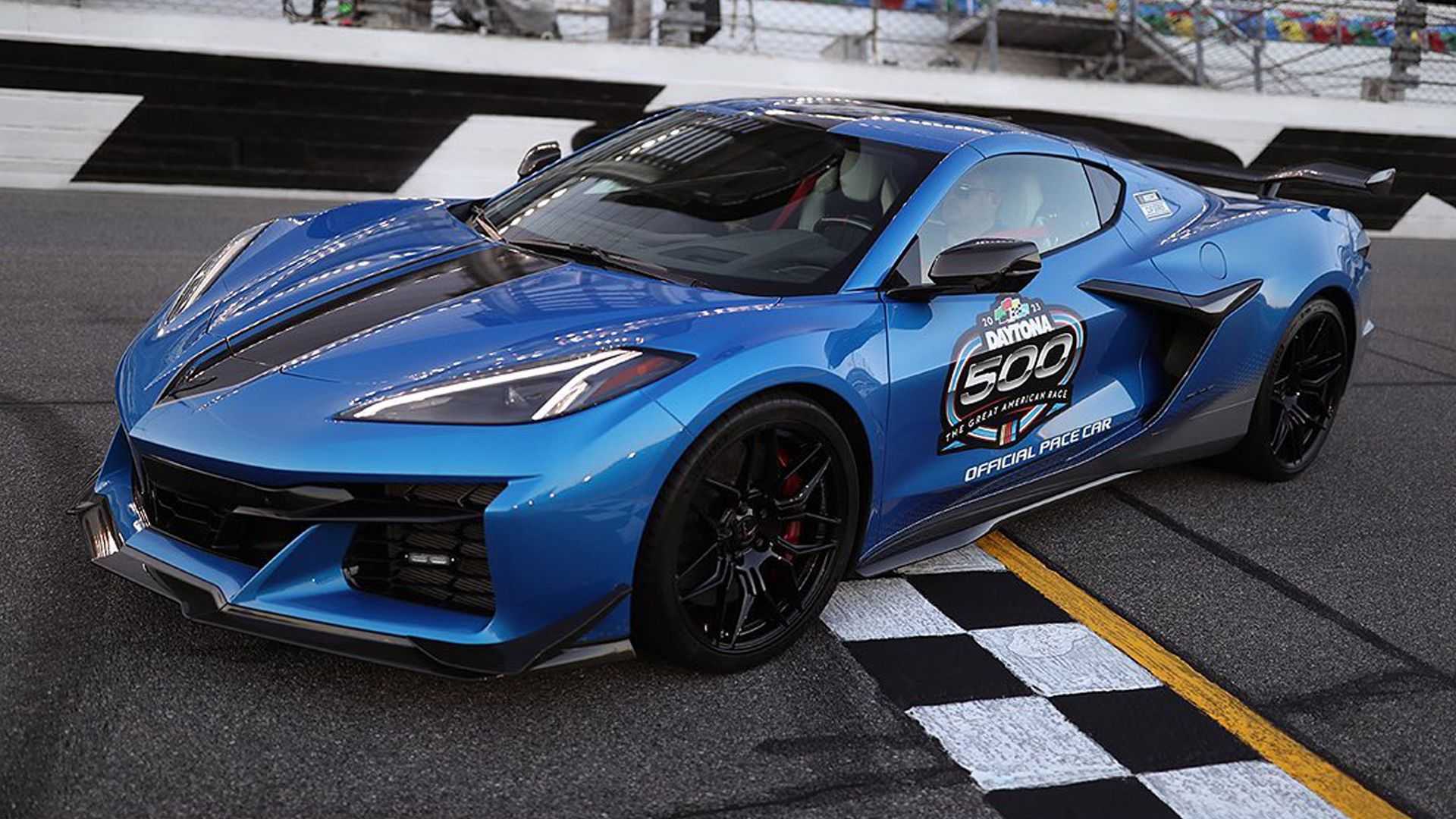 Chevrolet Corvette перед