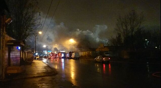Одноэтажный ангар загорелся на шоссе Фрезер в Москве. Видео
