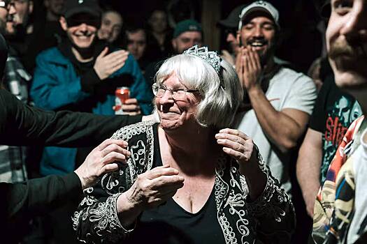 66-летняя женщина стала старейшим баттл-рэпером в мире