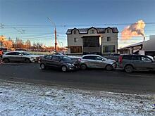 В Самаре "паровозик" из четырех машин собрался на ул. Тухачевского