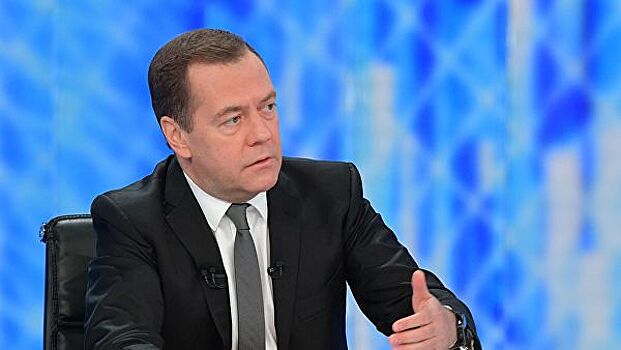 Медведев назвал решение о повышении пенсионного возраста "меньшим из зол"