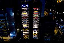 В Сингапуре появился гигантский автомат по продаже суперкаров