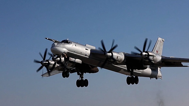 При низких температурах и в темное время суток: в Амурской области прошли плановые полеты Ту-95МС