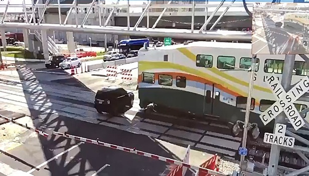Нерешительный водитель угодил под поезд во Флориде. Видео
