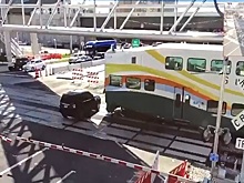 Нерешительный водитель угодил под поезд во Флориде. Видео