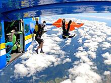 Парашютист зацепился за крыло самолета, повис на нем и попал на видео