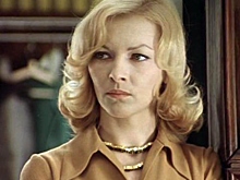 Новогодний шик по-советски: как повторить стиль Нади из «Иронии судьбы»