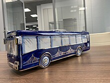 Тверские "синие" автобусы стали сувенирами Гжель