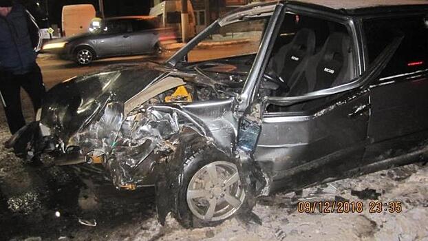 В Кирове столкнулись Toyota Corolla и ВАЗ-2114: оба водителя госпитализированы