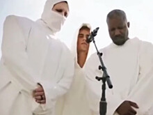 Одетый в белое Мэрилин Мэнсон помолился с Канье Уэстом и Джастином Бибером