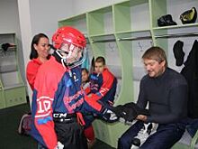 Максим Галанов провел тренировку с красноярскими следж-хоккеистами