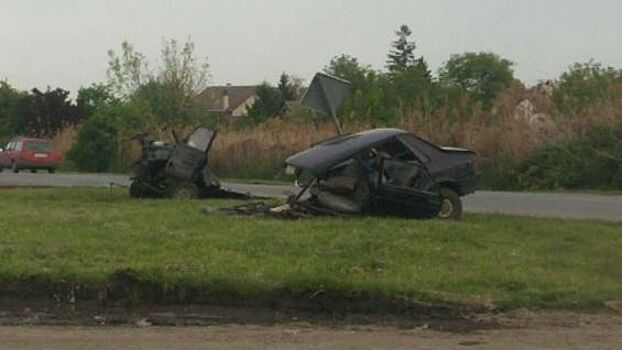 Видео: автомобиль BMW разорвал напополам другую машину в ДТП на заправке