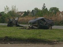 Видео: автомобиль BMW разорвал напополам другую машину в ДТП на заправке