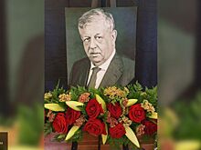 Могила Михаила Борисова на Востряковском кладбище утонула в цветах и венках