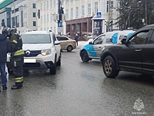 Девушка попала под колеса машины в центре Калуги
