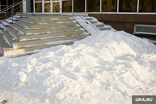 Школу в Верещагино после обрушения козырька из-за схода снега ждет проверка