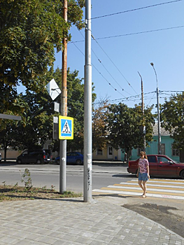 Перекрывает путь пешеходам: власти Таганрога обещают снести столб на Фрунзе до 30 сентября