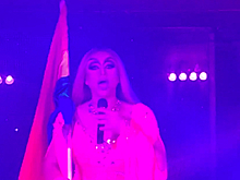 Екатеринбургского гей-артиста отдали под суд за исполнение гимна России с флагом ЛГБТ