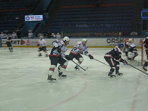 Саратовский «Кристалл» в гостях разгромил оренбургских хоккеистов