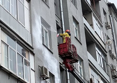 В Москве продолжают промывать фасады зданий