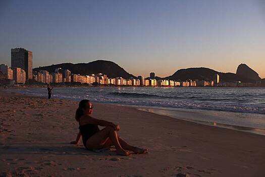 Модель возмутилась законами Бразилии из-за ареста после прогулки топлес на пляже