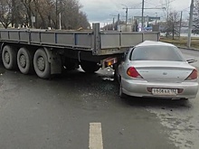 Водитель KIA пострадал, влетев под полуприцеп в Автозаводском районе