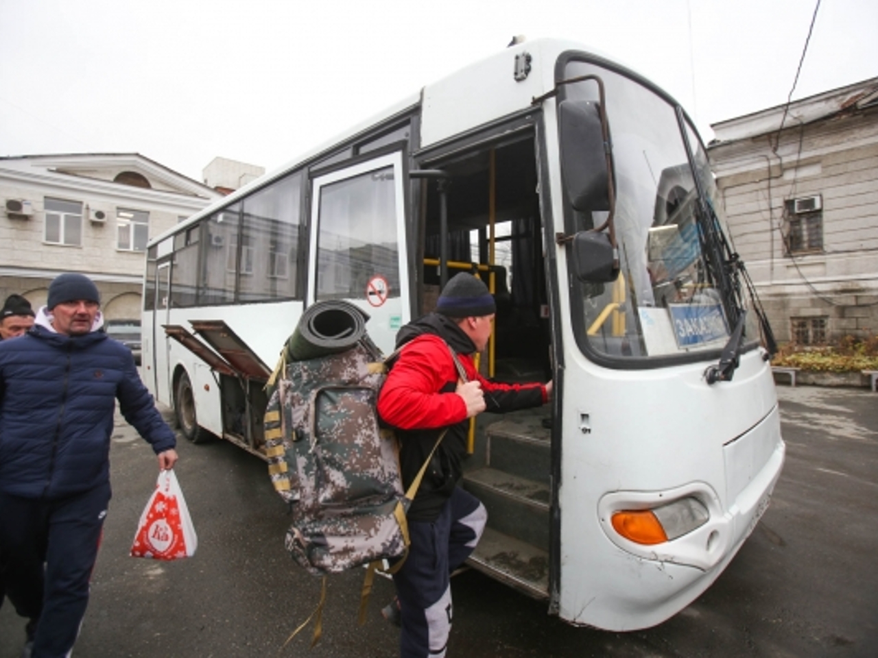 Полиция начала доставлять в военкоматы россиян: кого может это коснуться -  Рамблер/новости