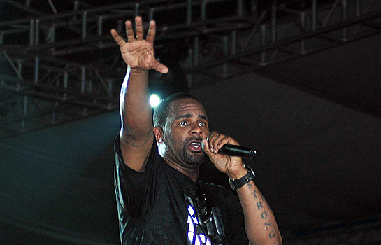 Певца R Kelly обвинили в домогательствах